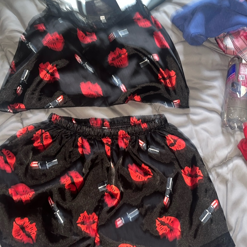 BRAND NWOT lips two piece pj set